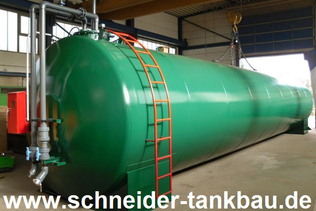 Ansicht eines grünen Flüssigdüngertanks mit Fokus auf die installierten PVC-Anschlüsse und -Leitungen.