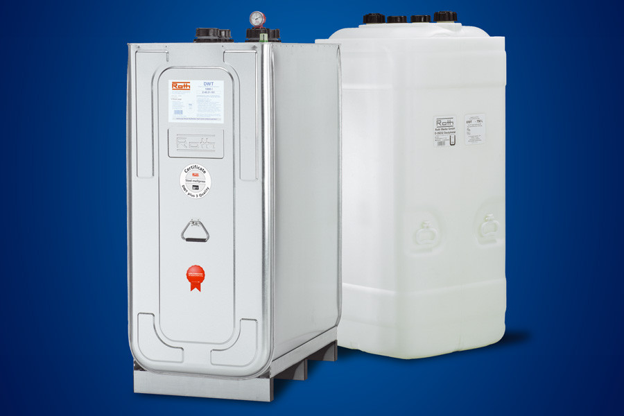 ein ca. 1000 liter großer heizoeltank batterietank aus Stahl neben einem heizoeltank batterietank aus Kunststoff