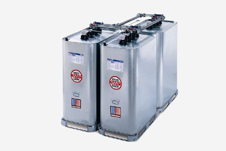 Drei silberne Batterietanks mit Verrohrungsrahmen, freigestellt