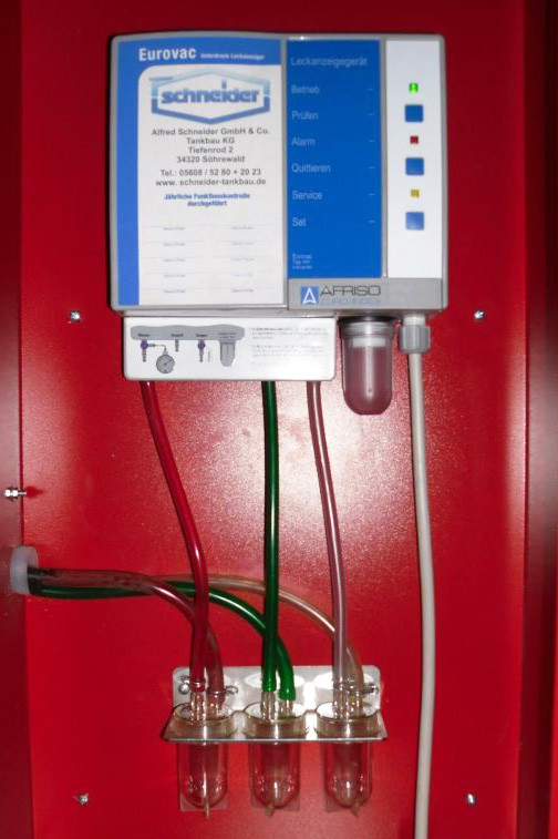 Eurovac-Leckanzeigegerät von Schneider Tankbau mit Bedienfeld und Schlauchanschlüssen